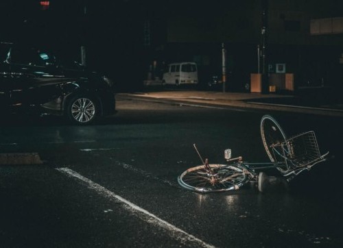 Aangereden door auto op fiets