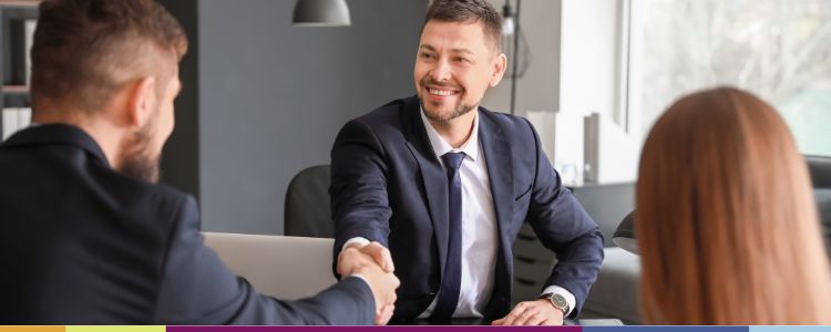 Letselschade advocaat onderhandelt met medisch adviseur over rechtvaardige schadevergoeding